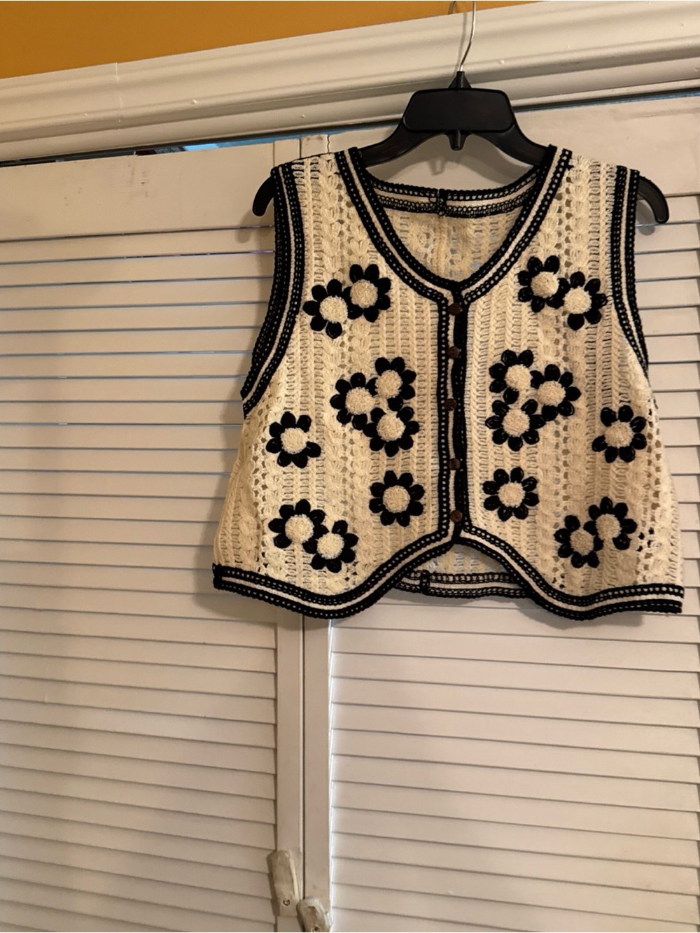 Crochet Floral Crop Vest - Black & Cream
